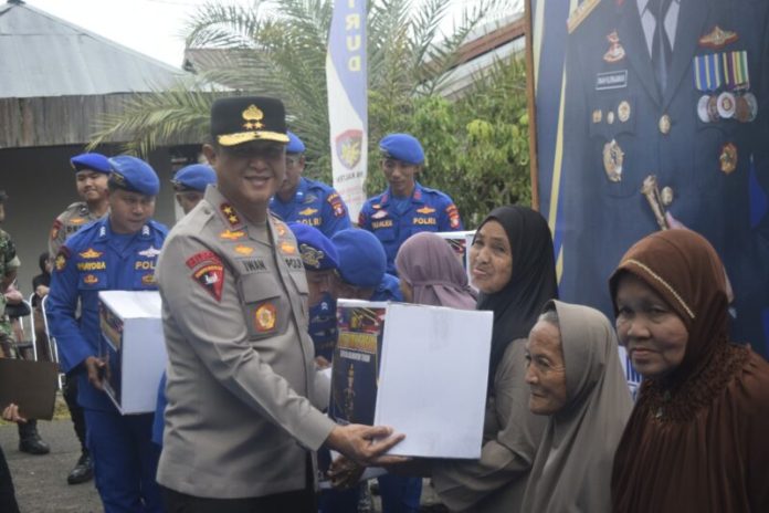 Kapolda Kalteng Serahkan Bantuan Bedah Rumah dari Ditpolairud kepada Warga Pulang Pisau